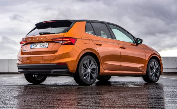 Новото поколение на Fabia е доста по-рафиниран автомобил от предишното, но и цената е с 6-7 хиляди лева по-висока. Базовата кола се задвижва от еднолитров мотор с едва 65 конски сили, съчетан с 5-степенна ръчна трансмисия. Има климатик, електрически стъкла отпред, подготовка за смартфон с Bluetooth, 6.5-инчов сензорен дисплей на мултимедията с 2 USB-C порта, и 14-цолови стоманени джанти. За 32 380 лева ще получите същата кола, но с вградена газова уредба и 80 коня. 

Цена през декември 2021: 27 320 лева (разлика -1 240)
Цена през декември 2020: 22 990 лева (разлика -5 570)
Цена през декември 2019: 20 980 лева (разлика -7 490)
Цена през декември 2018: 19 980 лева (разлика -8 490)
